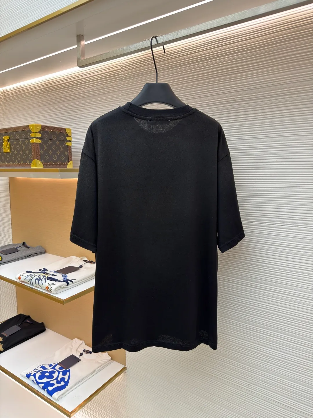 Acne Studios 1966 mud-dyed washed distressed short-sleeve ●Original version: purchased and developed for 2800 ●Item number: 1682356-X95 ●Fabric: cloud velvet ski-like cotton fabric ●Technology: glue printing ●Color: black ●Version: fitted version ●Weight: about 215 grams ●Size: S-M-L-XL ●Description: Made of ultra-soft pure cotton fabric, garment-dyed, washed and distressed, the chest part has a dirty feel, and the lower part shows a gradient effect. The neckline is slightly frayed to better fit the overall tone. The overall line is straight and delicate, the fabric is comfortable and soft, and the color is consistent without color difference. It can be matched with the same style to create a fashionable look and control various occasions. Customized accessories, complete with three standards, the same style for men and women!